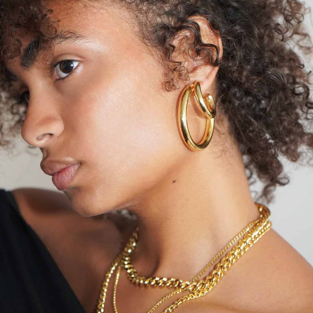 Le Collier Paris sæt af 18 karat forgyldte hoops øreringe i mellem og store størrelser